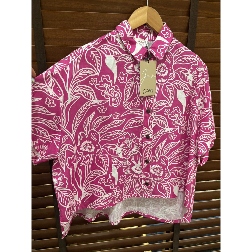 5th Jan เสื้อคอปก แขนสั้น กระดุมผ่าหน้า หน้าสั้น-หลังยาว กระเป๋าล่าง 1 ข้าง ชายเสื้อตรง-ผ่าข้าง ผ้าล