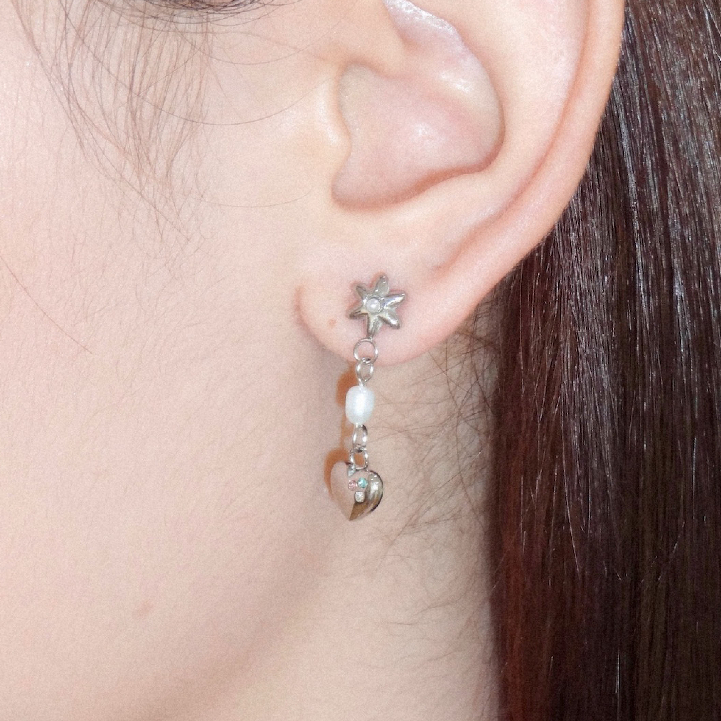 nice try studio -Lilies Love Dangle Earrings ต่างหูแบบยาว ไข่มุกแท้ ดีเทลลายหัวใจและดอกไม้ กันน้ำ กันเหงื่อ ไม่ลอก ไม่ดำ