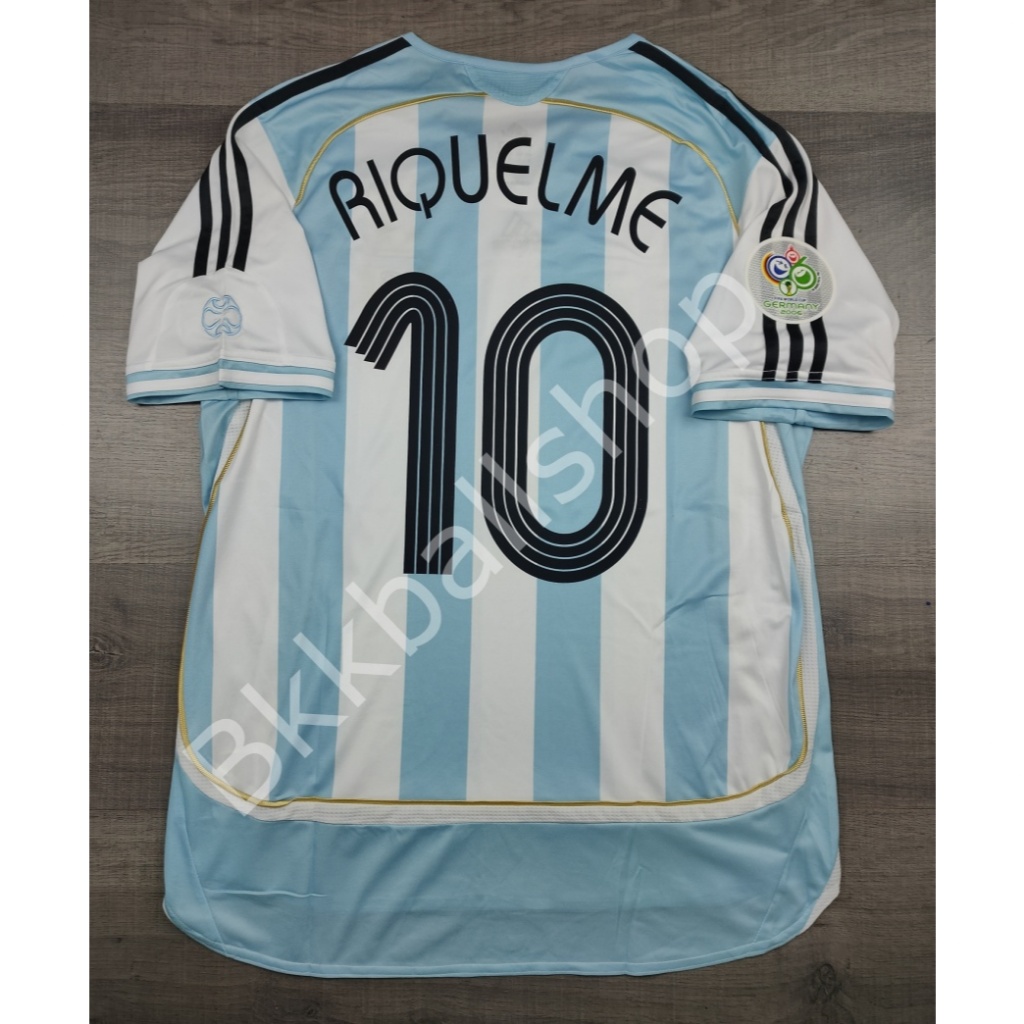 [Retro] – เสื้อฟุตบอล ทีมชาติ อาเจนตินา Home ฟุตบอลโลก ปี 2006 เบอร์ชื่อ 10 RIQUELME 19 MESSI ราคา ถูกที่สุด ดีลบีเคเค แกลเลอรีภาพที่ 6