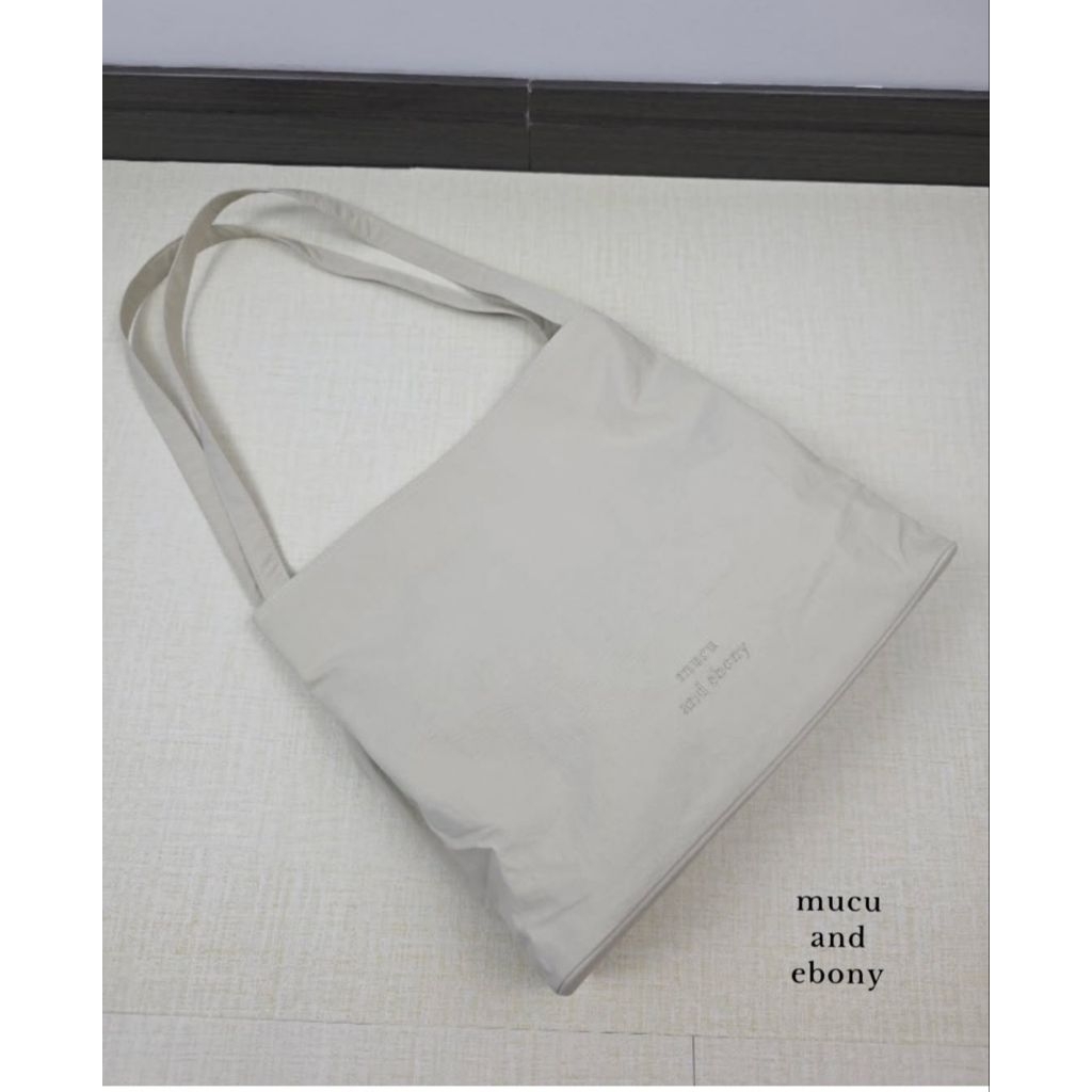 ส่งต่อ กระเป๋า แบรนด์ mucu and ebony สีครีม