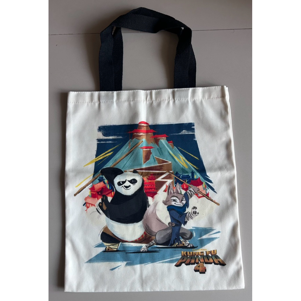 กระเป๋าผ้าแบบสะพายไหล่ จากหนัง “Kung Fu Panda 4” ของแท้ มือ 1 จากค่ายหนัง ราคา 250 บาท