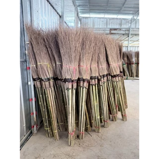 OTOP ไม้กวาดทางมะพร้าวยาว (ไม่ตัดปลาย) ทาชันเหนียวเเน่น ด้ามยาว 120 ซม เเข็งเเรง ทนทาน