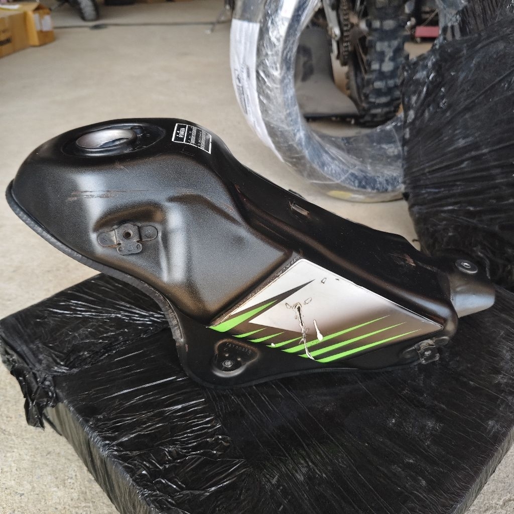 ถังน้ำมัน KLX250 DTK250 แท้มือสองสภาพดี