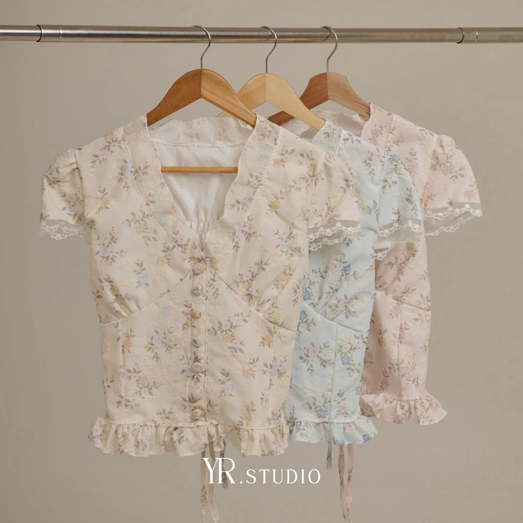 PETTIES BLOSSOM TOP(Pre-เหลือง,ชมพู)เสื้อคอวีแต่งลายหยัก ตรงช่วงอก เนื้อผ้าคอตตอลแต่งงฉลุมีซับใน มีเชือกปรับให้ดูเอวคอด