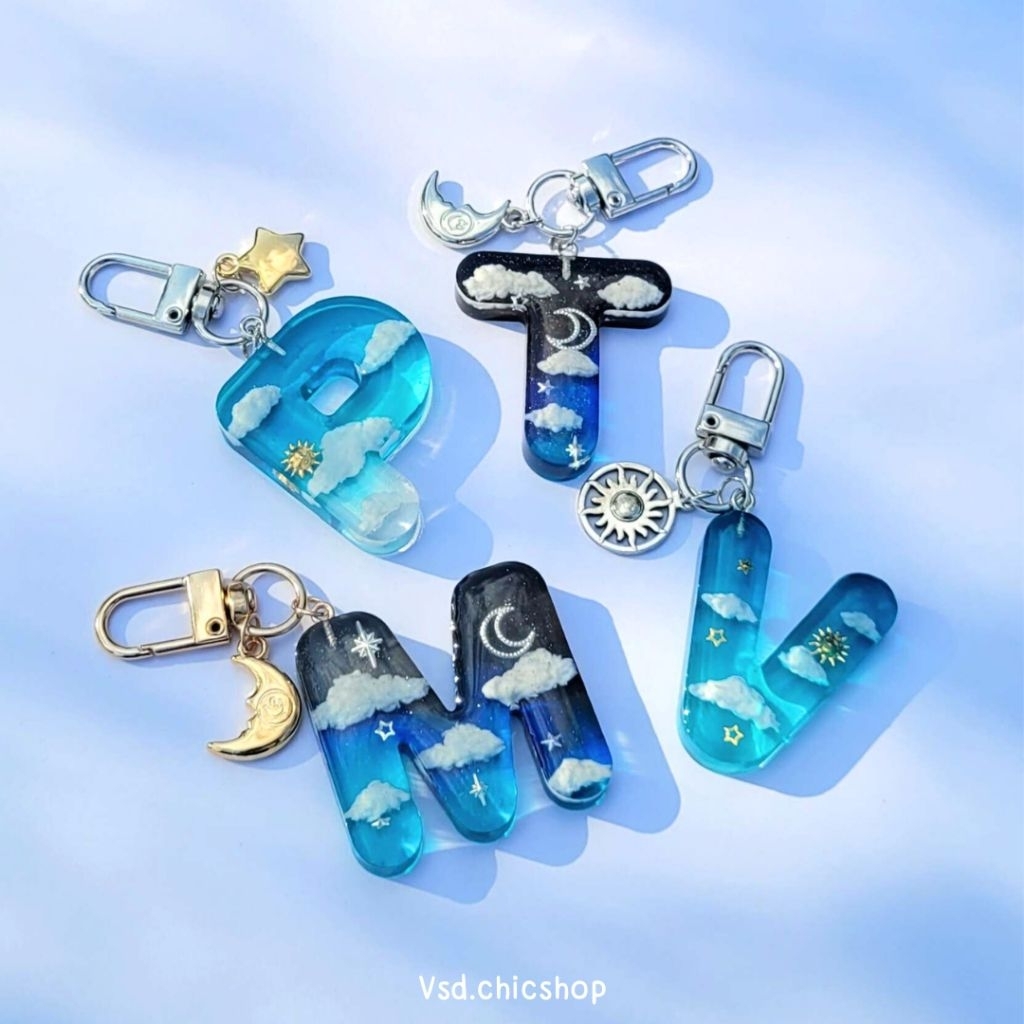 🔥ใหม่ พวงกุญแจเรซิ่นตัวอักษรมีครบ A-Z ลายท้องฟ้ากลางวัน กลางคืน🌠 (เตรียมสินค้า3วัน)