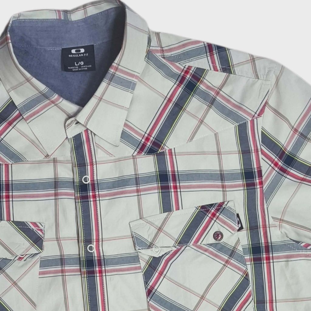 OAKLEY เชิ๊ตแขนสั้นสวยจัดใหม่มากๆ หน้าอกกระเป๋าสองข้างอก 46 นิ้ว สภาพสวยใหม่มาก มือสอง