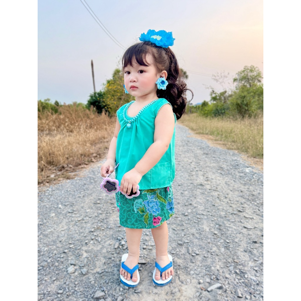 ชุดเด็กเสื้อคอกระเช้าถักลูกไม้+ผ้าถุง (สินค้าถ่ายจากงานจริง) รูปที่ 4