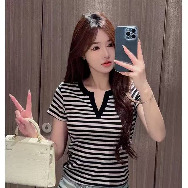 เสื้อยืดผู้หญิงทรงเข้ารูป คอวี ลำลอง สำหรับฤดูร้อน นุ่มและสวมใส่ เสื้อเชิ้ตแขนสั้นแฟชั่น จัดส่งจากกรุงเทพ คอวี