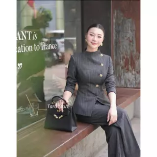 ชุดสูทลายทางดูเรียบหรูและทันสมัย เหมาะสำหรับทานตนลุคทำงานแบบมืออาชีพ #H577