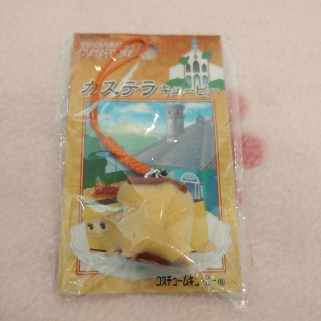 งกุญแจตุ๊กตาคิวพีสวมชุดเค้กคาสเทลล่า (Castella) จากคอลเลกชัน Bunmeido Tokyo 3 O'Clock Snack Mascot
