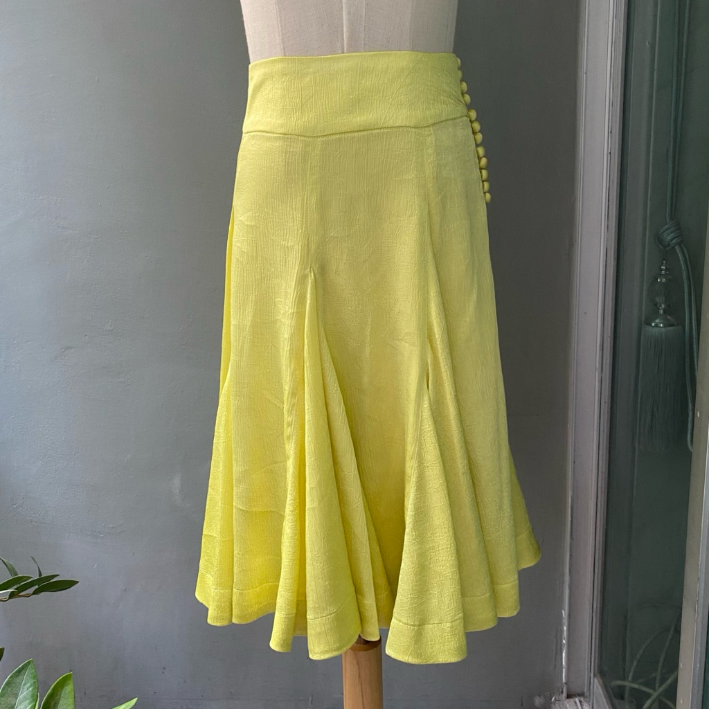 USED 8 and a half fluorescent yellow skirt size S