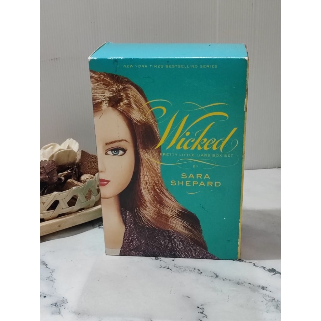 Boxset :: Wicked (Pretty Little Liars, Book 5-8) by Sara Shepard, paperback
