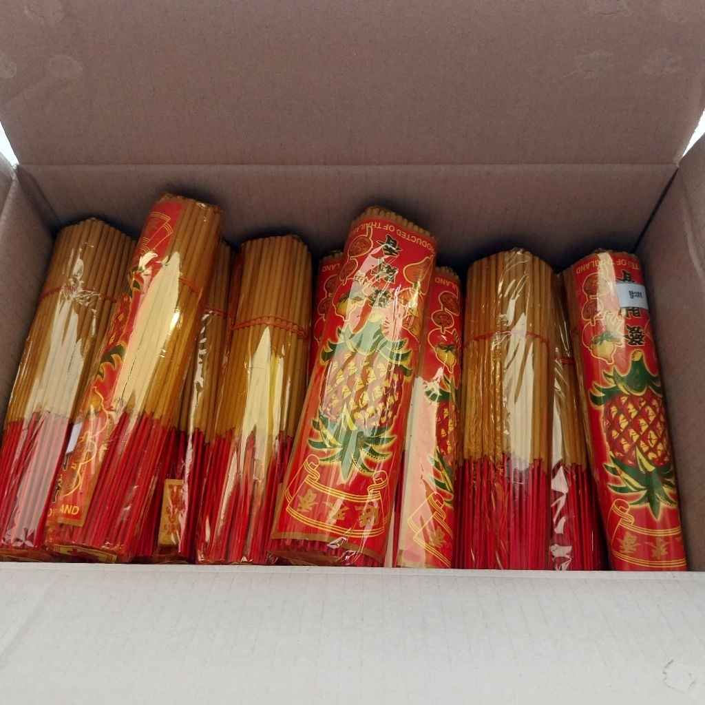 ธูปห่อ 10 ห่อ น้ำหนักห่อละ 150 กรัม ธูปขนาด 20 เซนติเมตร  มีกลิ่นหอมให้เลือก