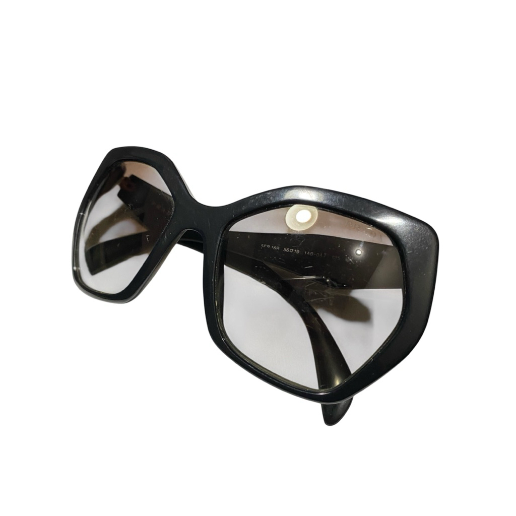 แว่นตากันแดด Prada มือสอง