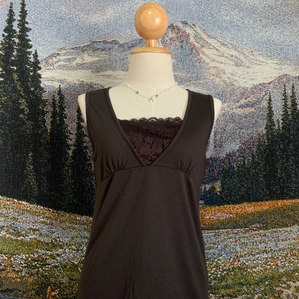 [มือสอง รายละเอียดด้านล่าง] เสื้อกล้าม สีน้ำตาลเข้ม แต่งลูกไม้ October 14