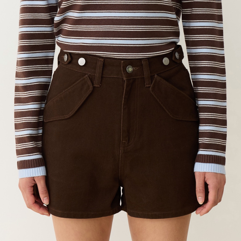 Romeo Shorts [พร้อมส่ง] กางเกงยีนส์ขาสั้น ดีเทลปรับเอวได้ แต่งกระเป๋าแบบมีฝาด้านหน้า ปักโลโก้ด้านหลัง