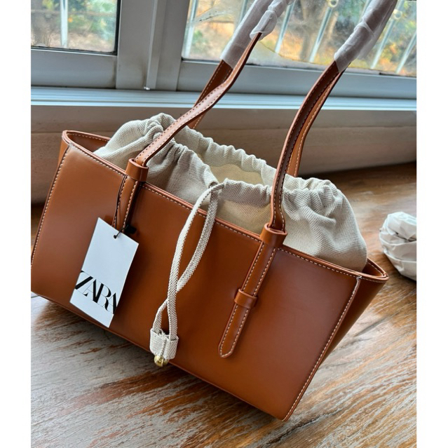 zara กระเป๋าสะพายผู้หญิง ซาร่าทรงโท้ท tote bag  เก็บโค้ดส่งฟรี(ZARAหูรูด)