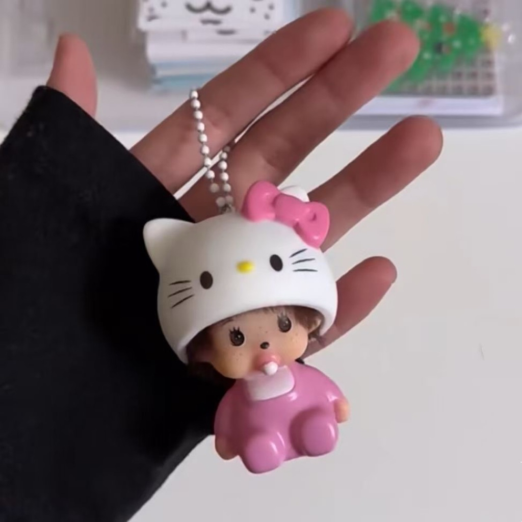 {พร้อมส่ง! }Hello Kitty x Monchchichi พวงกุญแจม่อนชิชิ x คิตตี้ ใส่หมวกคิตตี้ น่ารักมาก ⭐️ ️ ราคา ถูกที่สุด ดีลบีเคเค แกลเลอรีภาพที่ 5