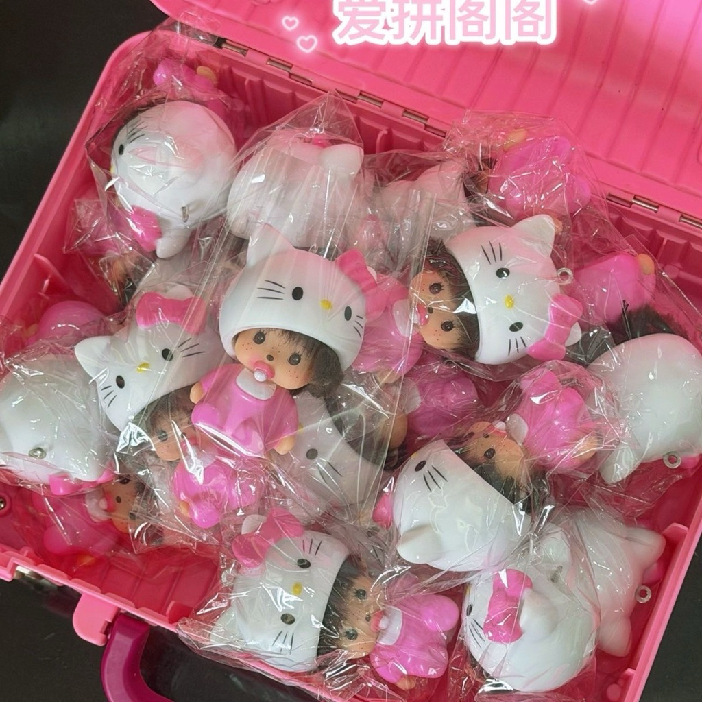{พร้อมส่ง! }Hello Kitty x Monchchichi พวงกุญแจม่อนชิชิ x คิตตี้ ใส่หมวกคิตตี้ น่ารักมาก ⭐️ ️ ราคา ถูกที่สุด ดีลบีเคเค แกลเลอรีภาพที่ 7