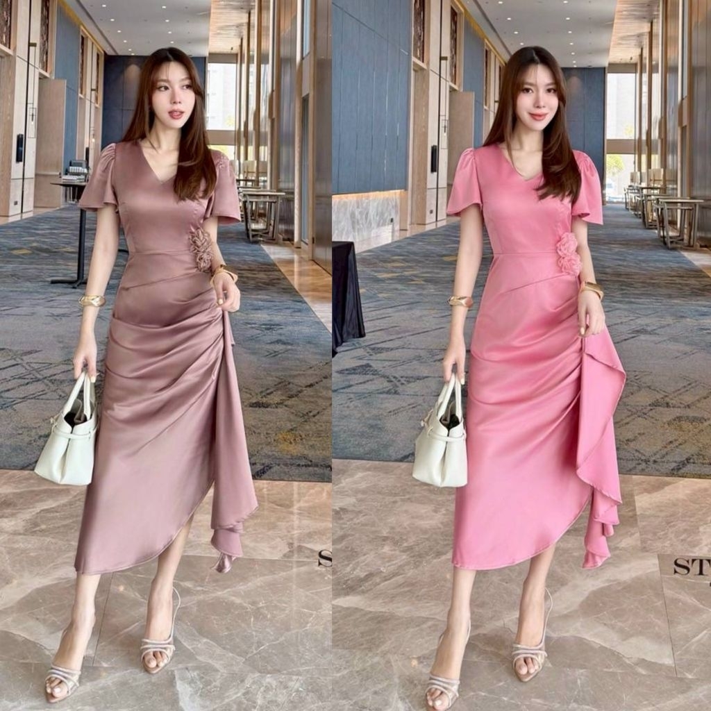 Stylista เดรสดีเทลแน่น  แขนตุ๊กตาน่ารักๆ คอวี ช่วงล่างจับจีบย่นสวยมาก แต่งดอกไม้ข้างเอวเพิ่มความแพง