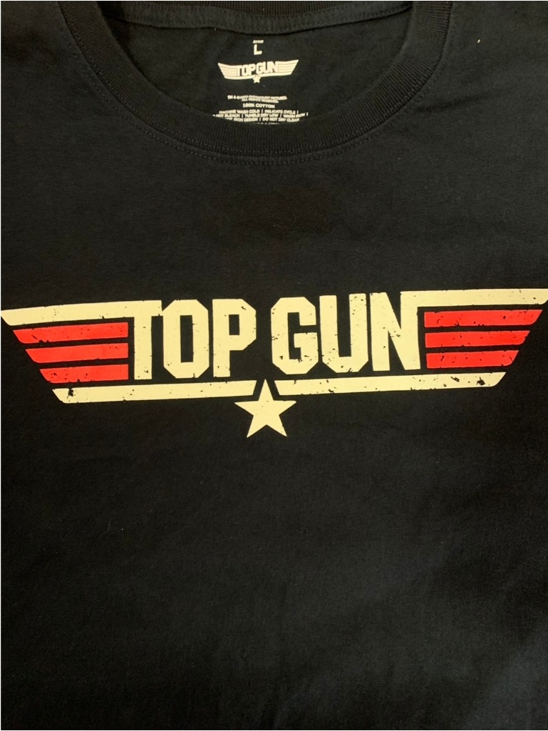 VATANA - เสื้อยืดแขนสั้น สีกรม พิมพ์ลาย TOP GUN MAVERICK: Volleyball | Glow in the dark
