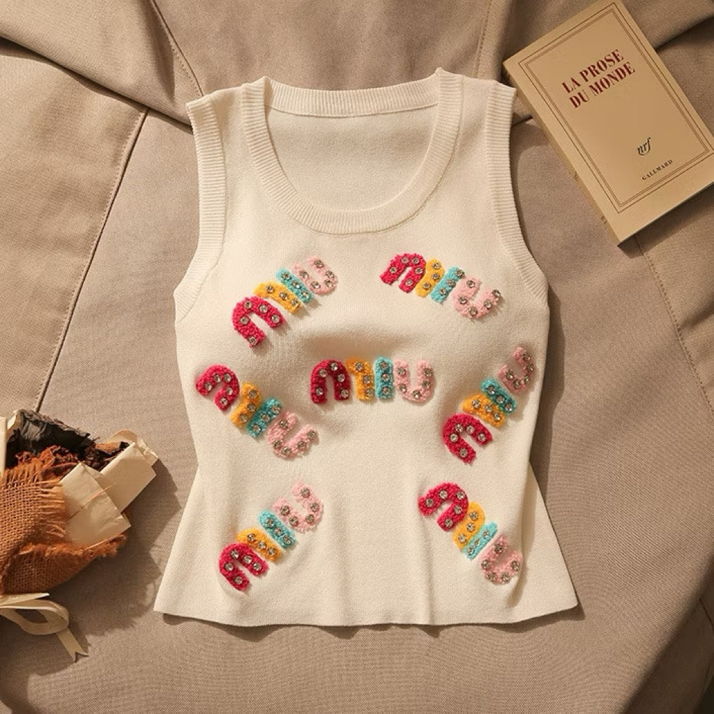 เสื้อกล้ามถัก ปักตัวอักษรmiu ออกแบบสาวฮอต เสื้อกล้ามแขนกุด เข้ารูป เนื้อผ้าดีมาก งานตรงปก
