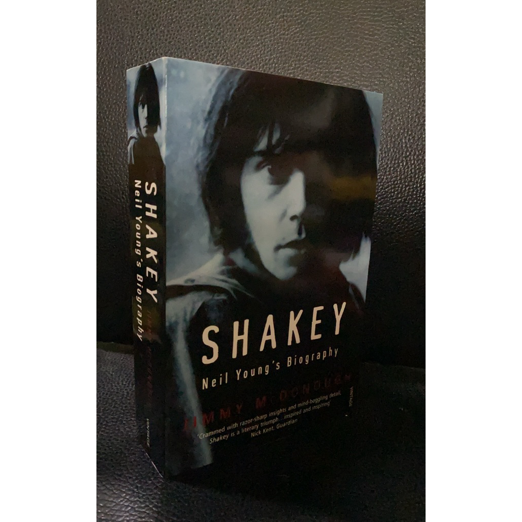 (หนังสือภาษาอังกฤษพร้อมส่ง) SHAKEY Neil Young's Biography JIMMY McDONOUGH (R5)