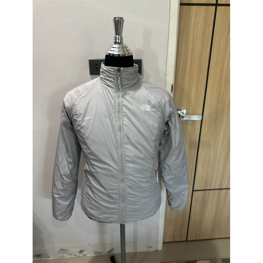 THE NORTH FACE กันลม กันหนาว สีเทาอ่อน บุโพลี อก40 รหัส ท37 สภาพ 90% แท้ 100% มีคราบ 1 จุด