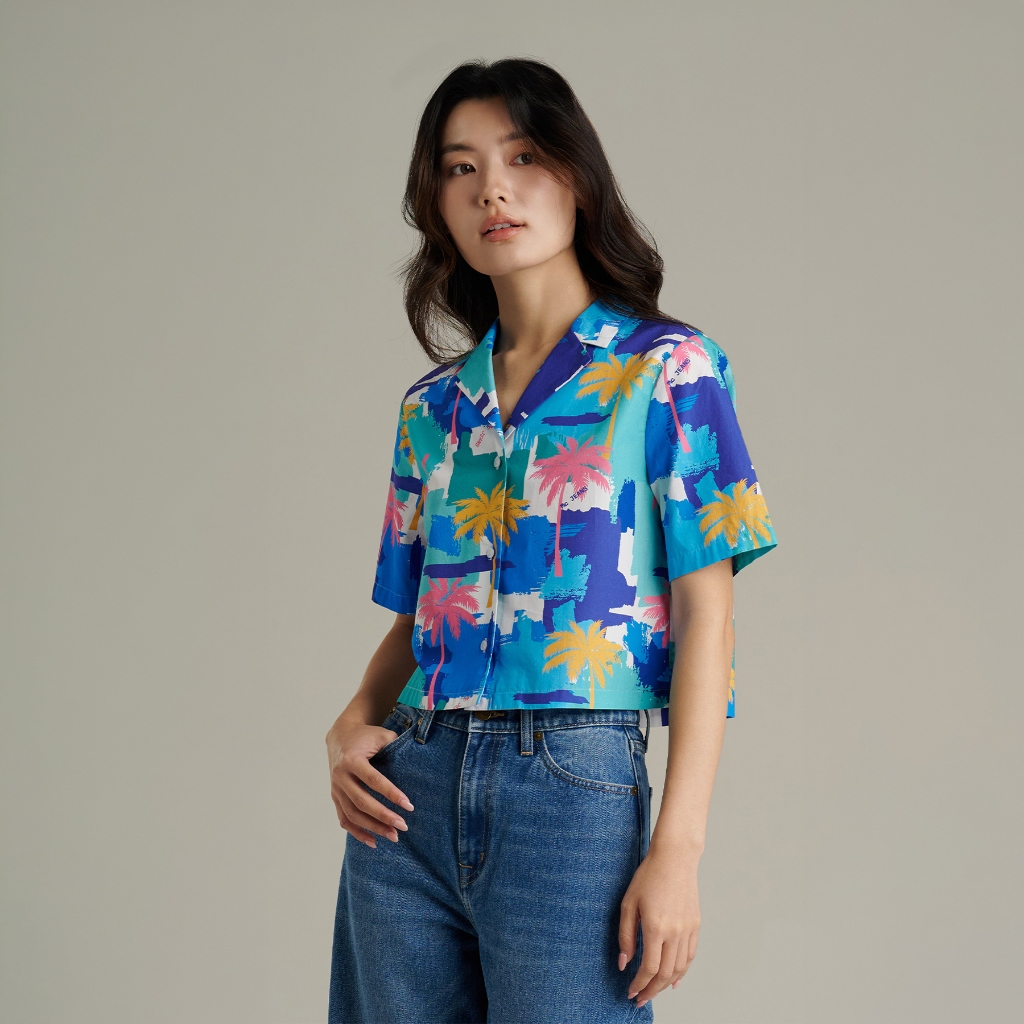 Mc JEANS (แม็คยีนส์) Online Exclusive เสื้อเชิ้ตผู้หญิง ทรงครอป สีฟ้าคราม (Mc Resort Collection) MWSZ332