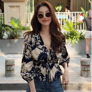 Red Berry เสื้อเชิ้ตแขนยาวคอวีพิมพ์ลายสำหรับผู้หญิงในฤดูใบไม้ร่วง สไตล์ลำลอง มีสายผูกเอวด้านหน้า W698