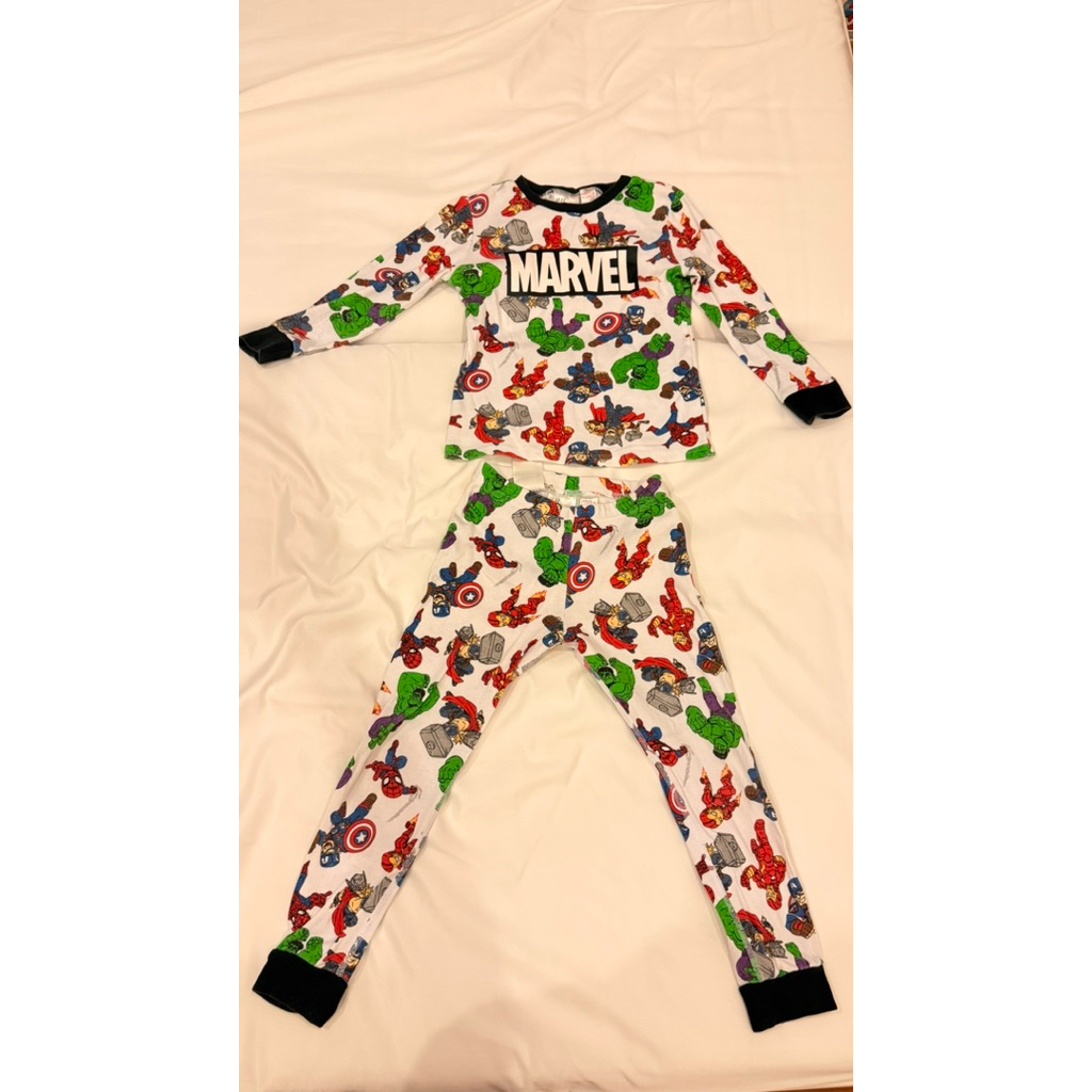 ชุดนอนเด็ก H&M x Marvel มือสอง  ไซซ์ EU 110/116 (ประมาณ 4–6 ขวบ) *สภาพใช้งาน
