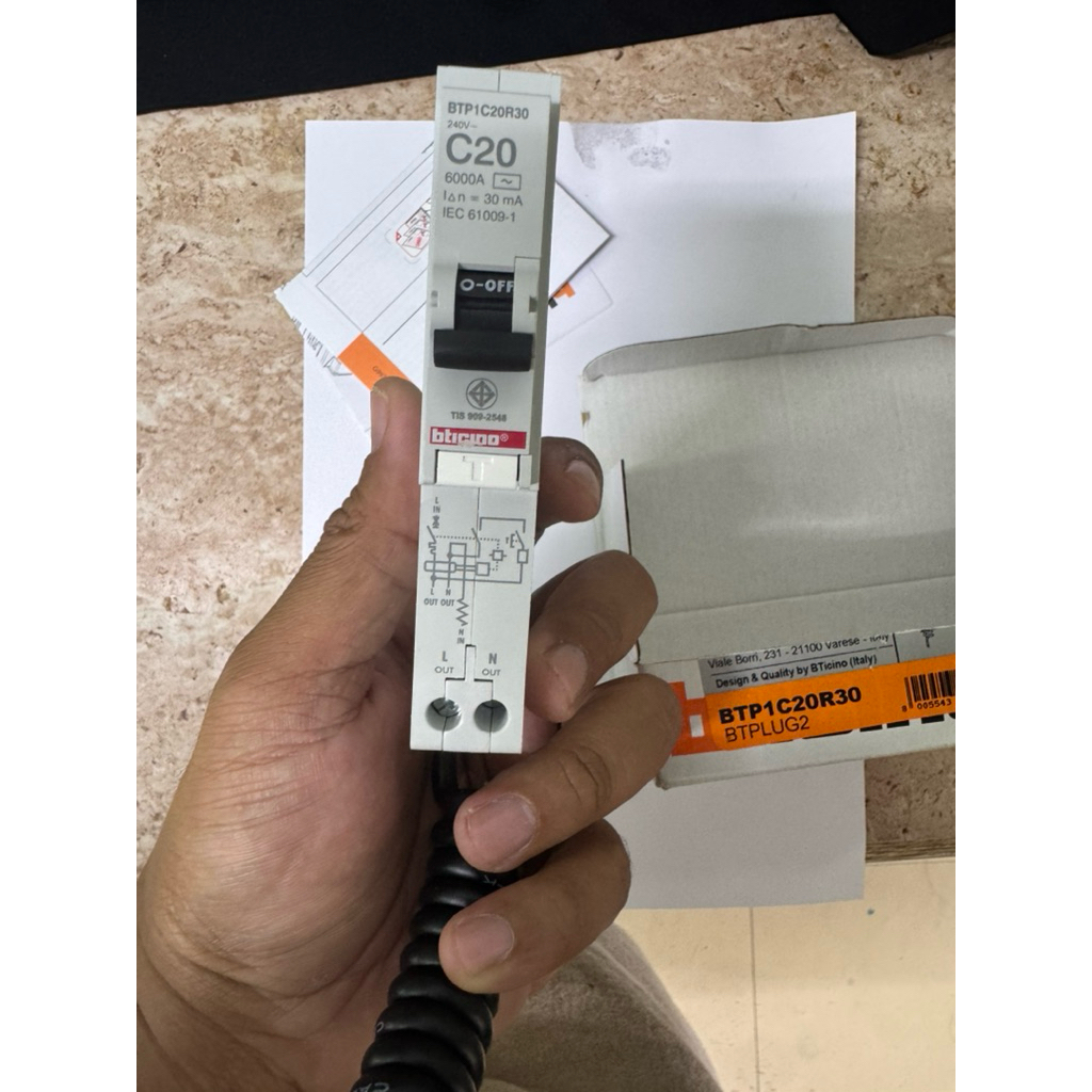 เบรกเกอร์กันดูด BTICINO BTPLUG2รุ่น BTP1C20R30 1P 20A ขนาด 9.5 x 3.4 x 15 ซม. สีขาว