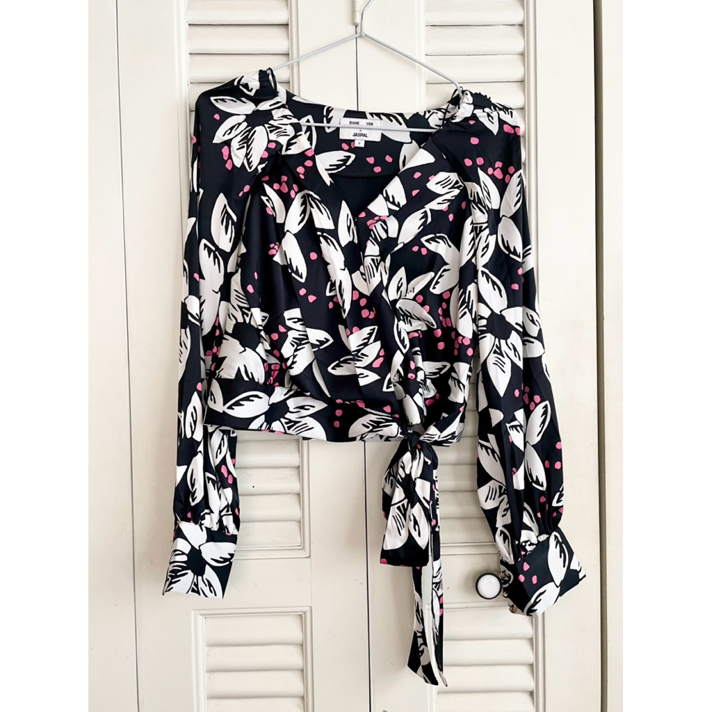 Jaspal X DVF แท้ 🌸 เสื้อแขนยาว คอลพเศษ สีดำ ลายดอกขาว แต้มชมพู Size S