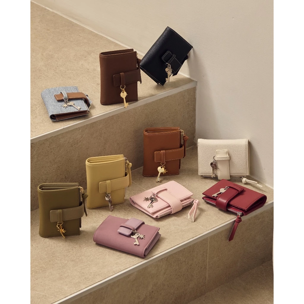 GLISS - GIGLIO WALLET WITH STRAP กระเป๋าสตางค์ มีสายห้อยคอถอดออกได้ ใบเล็ก เบาบาง มีช่องใส่ธนบัตร เหรียญ และบัตร 10-12 ใ