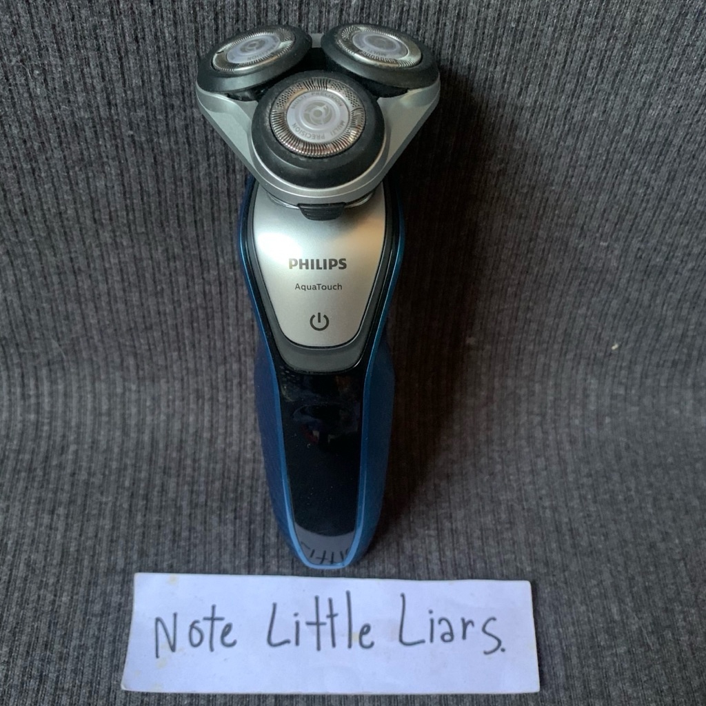 เครื่องโกนหนวดไฟฟ้าคือ Philips AquaTouch Series 5000 รุ่น S5420