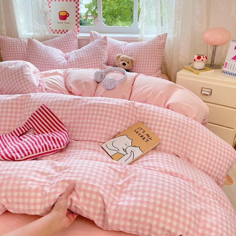 【ในสต็อก】ชุดเครื่องนอน 4 ชิ้น ปลอกผ้านวม+ปลอกหมอน+ผ้าปู ครบชุด 5-6 ฟุต สินค้าคุณภาพสูง ตารางสีชมพูน้ำเงิน 4ใน1 5/6ฟุต thumbnail 4
