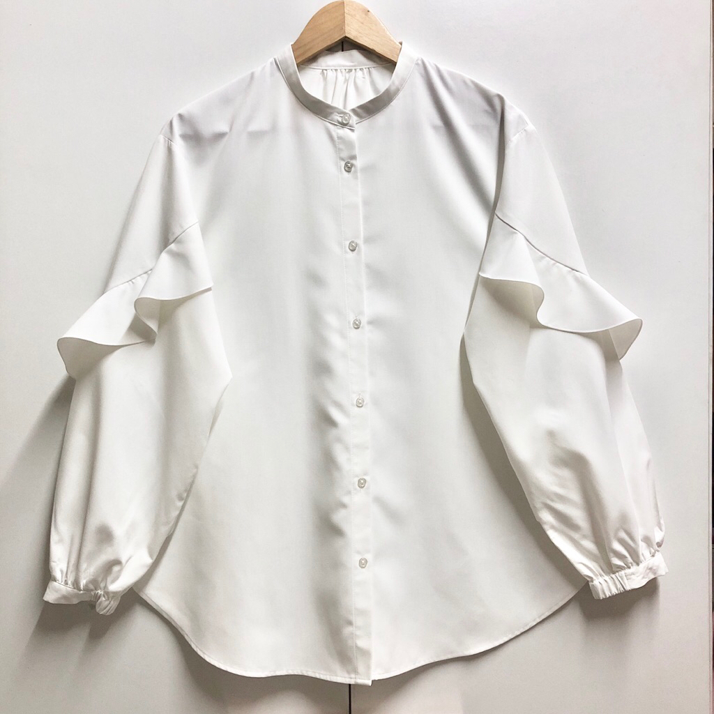 GU เสื้อคอจีน แขนแต่งระบาย สีขาวครีม ป้าย L มือสอง