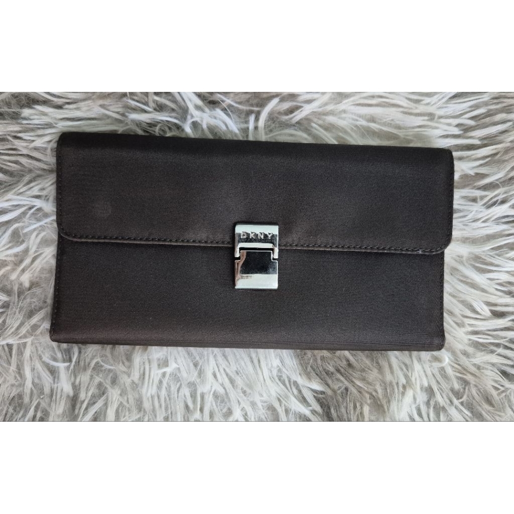 กระเป๋าสตางค์💸 DKNY💸 ไนลอน(สีน้ำตาลเข้ม)มือสอง Size:7