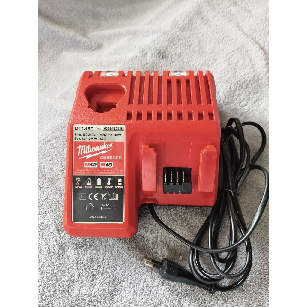 Milwaukeeเครื่องชาร์จแบต18vมือสองแท้100%ใช้งานได้ปกติ