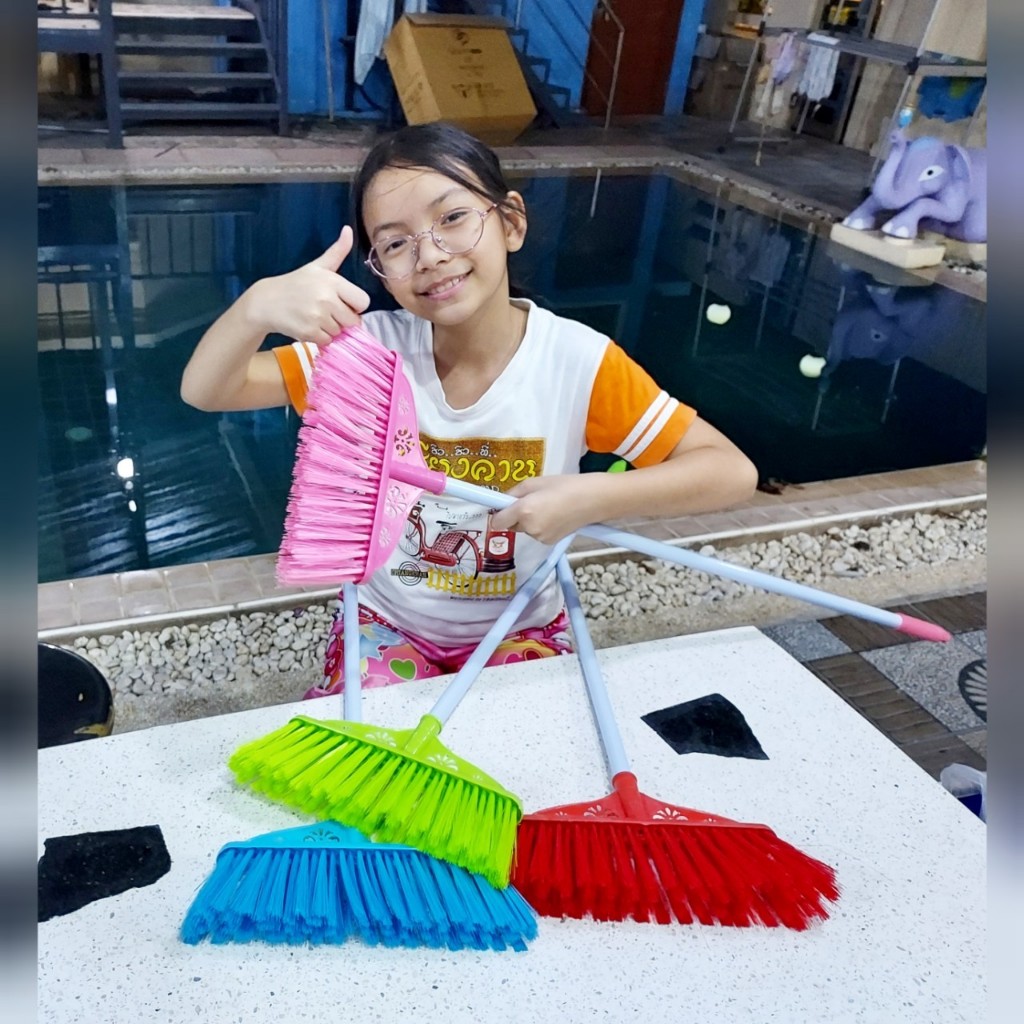 1อัน ไม้กวาด พลาสติก QF-H26 ความยาว 85CM สุ่มสีนะคะ