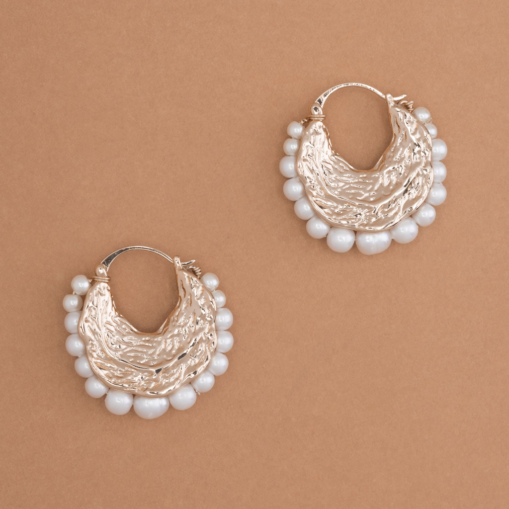 NAKAMOL - WHITE PEARL BRUSHED METAL EARRINGS ต่างหูไข่มุกขาว ขัดเงา