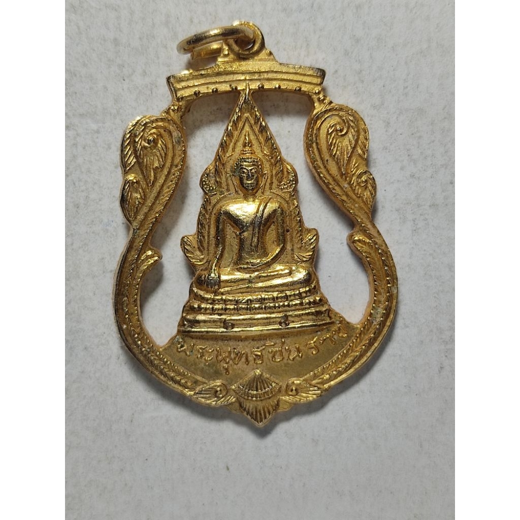 เหรียญพระพุทธชินราชเสมาใหญ่ฉลุ หลังอกเลา องค์นี้ ออกปี 2511 เนื้อเปียกทอง