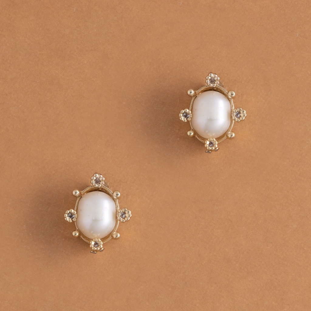 RHINESTONE OVAL WHITE PEARL STUD EARRINGS ต่างหูมุก ไข่มุกขาว ประดับคริสตัลวงรี