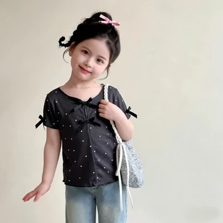 เสื้อยืดแขนสั้นลายจุดผูกโบว์สำหรับเด็กผู้หญิง ดีไซน์เก๋ น่ารัก และหวาน ผลิตจากผ้าไหมไอซ์ซิลค์เนื้อบางเบาและระบายอากาศได้