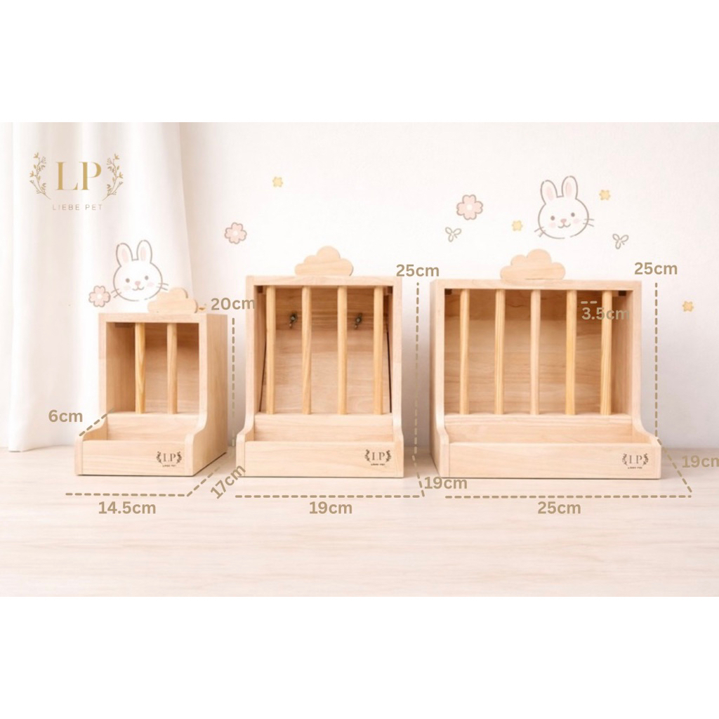 LP243 กล่องรางหญ้า ที่ใส่หญ้า มีถาดรองรับเศษ สำหรับกระต่าย แกสบี้ ทำจากไม้ยางพาราเกรดA สวยงาม แข็งแรง