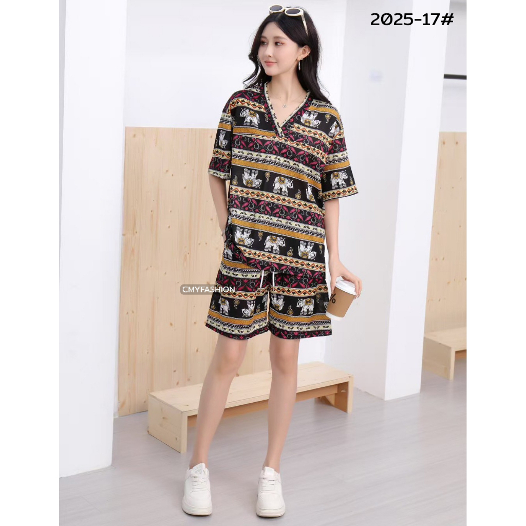 **สินค้ามาใหม่ พร้อมส่ง** ชุดเซ็ท ผู้หญิง เสื้อคอวี แขนสั้น กางเกงขาสั้น พิมพ์ลายช้าง เนื้อผ้าหนังไก่ c2025#