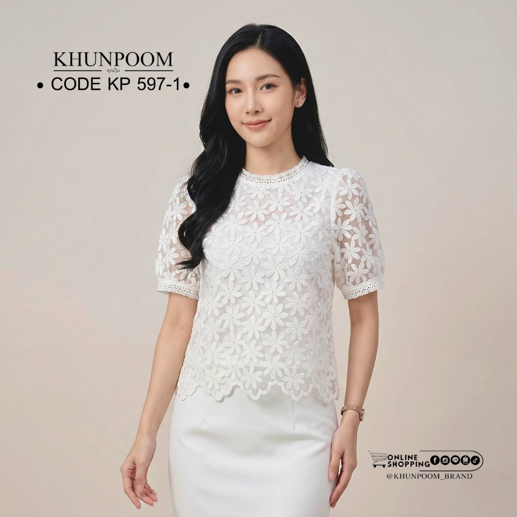 KP 597-1 ความอ่อนหวานที่มาพร้อมความเรียบหรู ✨ สัมผัสความละมุนของเสื้อดีเทลแน่น ลายดอกสวยชัด ชายเสื้อหยักเพิ่มความแพง