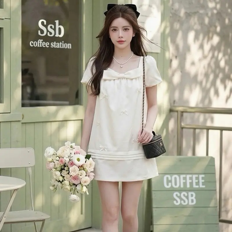 เสื้อแขนสั้น ชุดเดรส สีขาว ผ้าชีฟองผสมโพลีเอสเตอร์ อเหลี่ยมแต่งโบว์ใหญ่ช่วงอก ปัก/แต่งโบว์เล็ก ๆ (White Bow Dress)