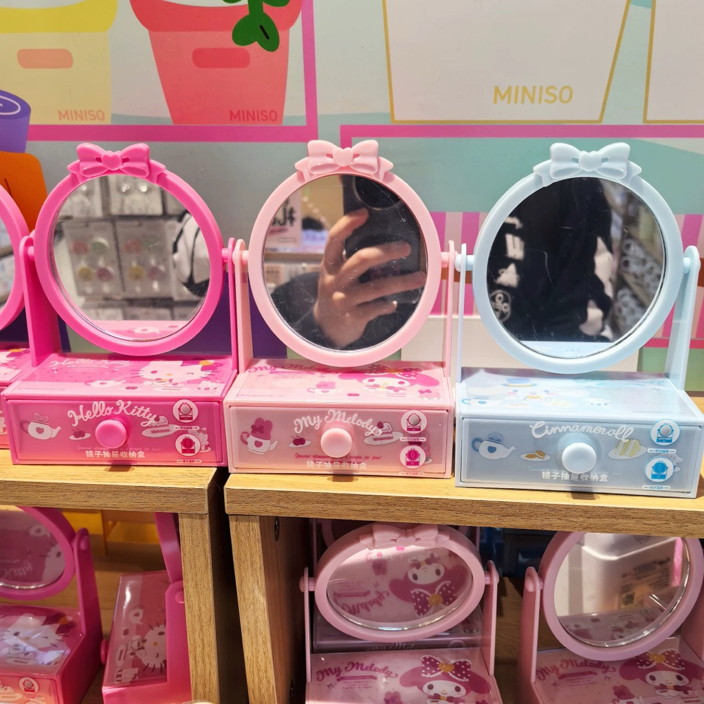Miniso x Sanrio กระจกตั้งโต๊ะขนาดเล็กซานริโอ้ คิตตี้ กระจกพกพาน่ารักๆ