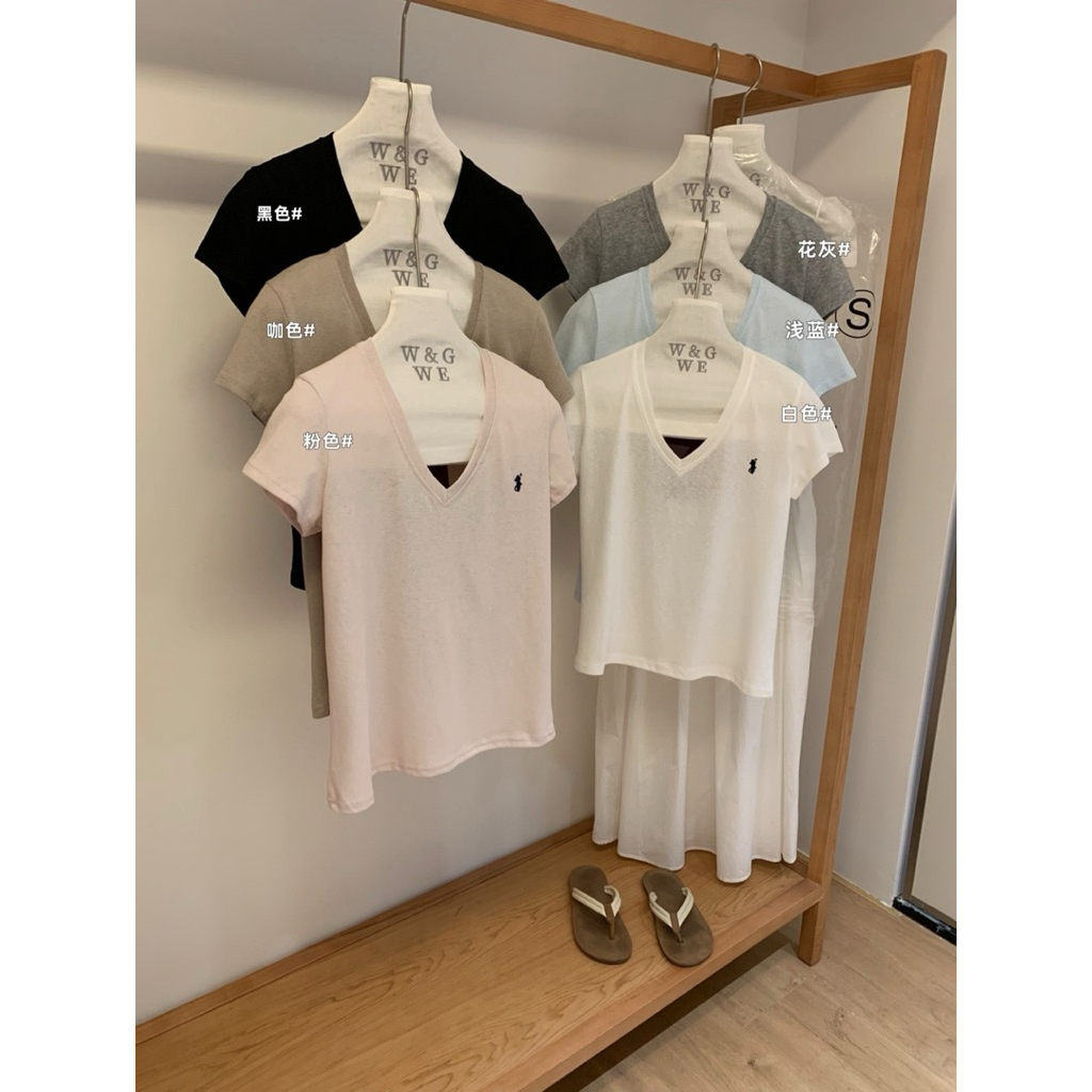 พร้อมส่ง 9158 เสื้อคอวีแขนสั้น ปักลายช่วงอก ทรงใส่สบาย เนื้อผ้าดี งานสวย TAG:WG.WE ราคา ถูกที่สุด ดีลบีเคเค แกลเลอรีภาพที่ 4